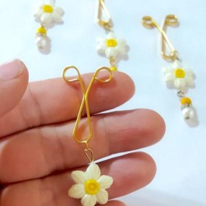 گیره روسری گل نرگس خمیری